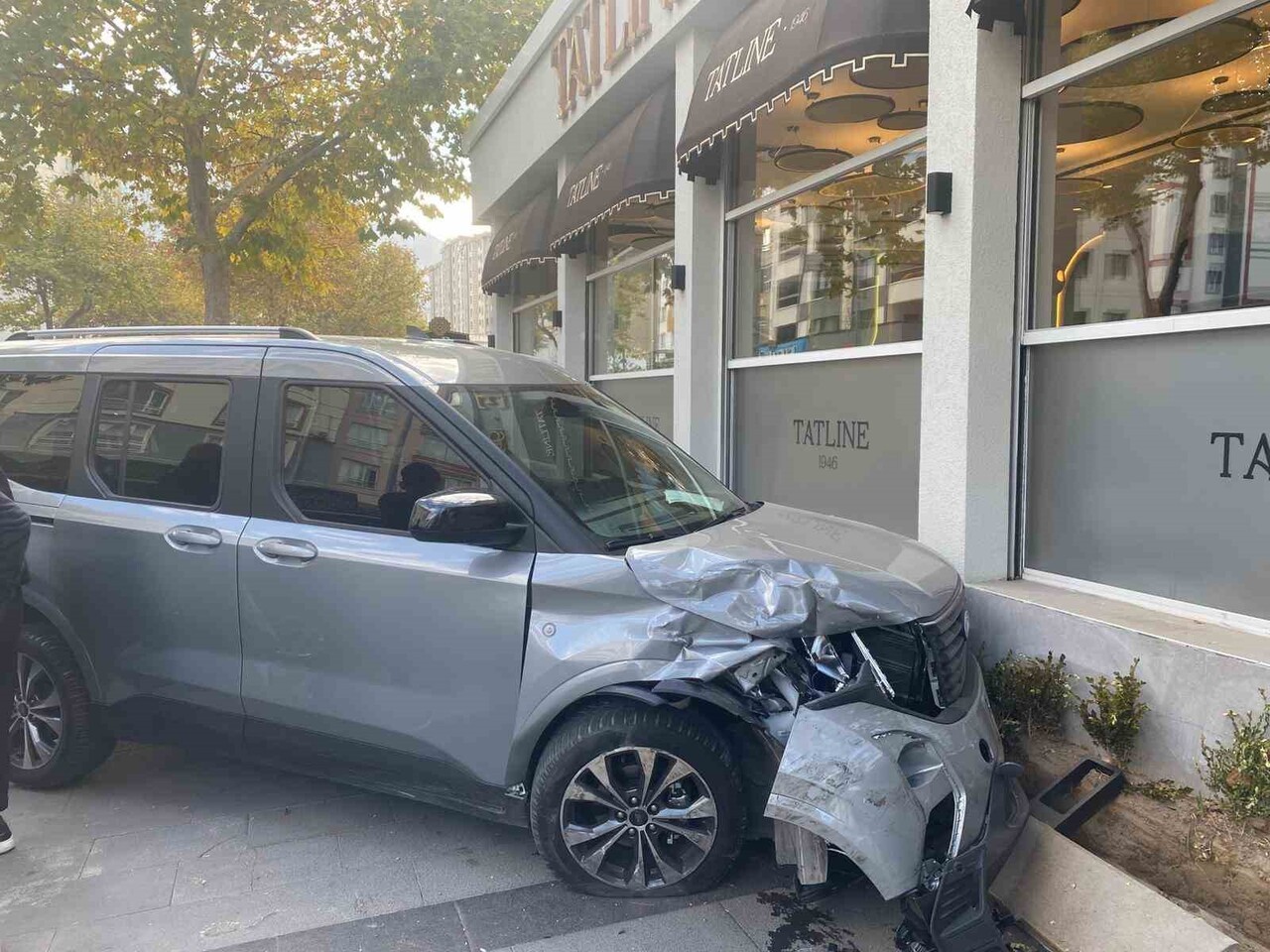 KAYSERİ'NİN TALAS İLÇESİNDE HAFF TİCARİ ARAÇ İLE JEEP ÇARPIŞTI.