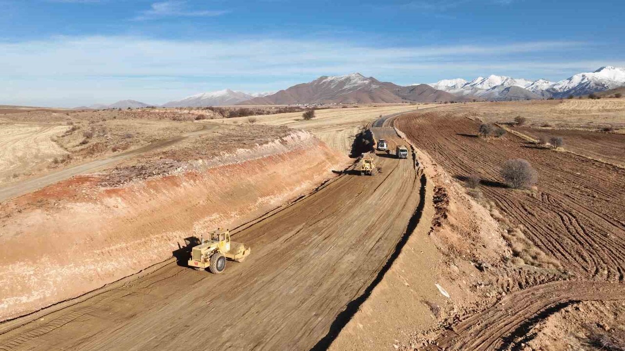 KAYSERİ BÜYÜKŞEHİR BELEDİYESİ, TOMARZA’NIN KÜÇÜKCANLI-SÜVEGENLER GÜZERGÂHINDA GERÇEKLEŞTİRDİĞİ YOL...