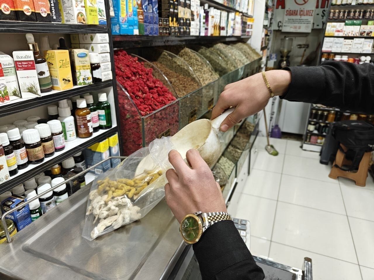 KAYSERİ’DE AKTARLIK YAPAN RAHMETULLAH SADIKOĞLU, BU SENE HASTALIKLARIN AĞIR GEÇTİĞİNİ BELİRTEREK...