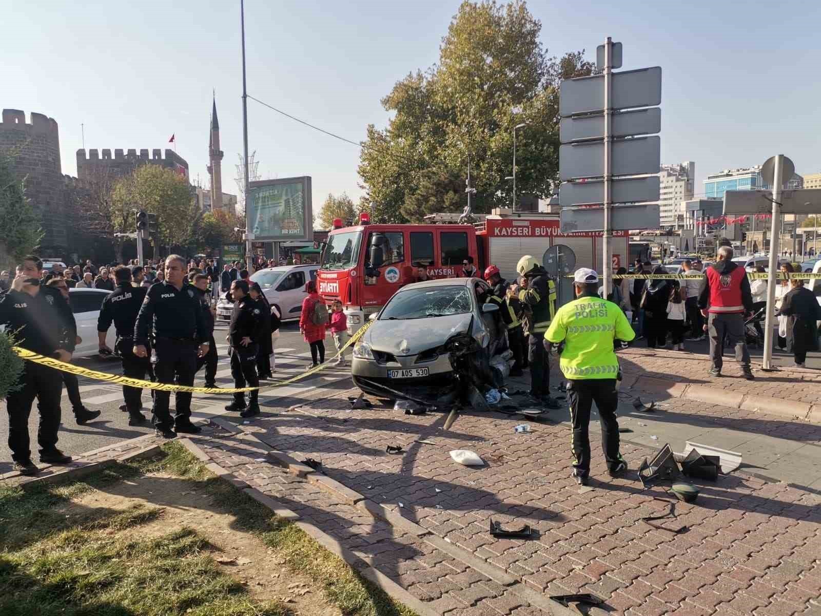 KAYSERİ’DE BİR OTOMOBİLİN KARŞIDAN KARŞIYA GEÇMEK İÇİN IŞIKTA BEKLEYEN YAYALARIN ARASINA GİRMESİ...
