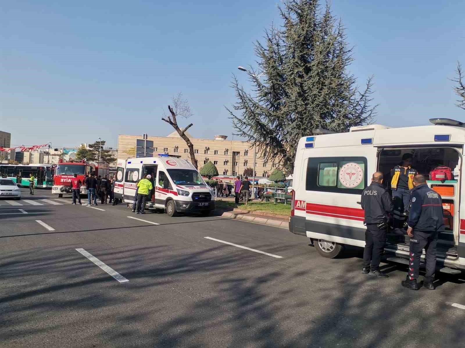 KAYSERİ’DE BİR OTOMOBİLİN KARŞIDAN KARŞIYA GEÇMEK İÇİN IŞIKTA BEKLEYEN YAYALARIN ARASINA GİRMESİ...