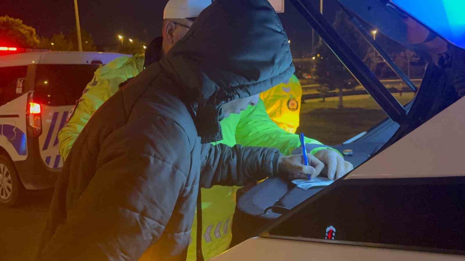 KAYSERİ’DE DİREKSİYON BAŞINDA UYUYAN ALKOLLÜ SÜRÜCÜ KALDIRIMA ÇIKTIKTAN SONRA UYUMAYA DEVAM ETTİ....