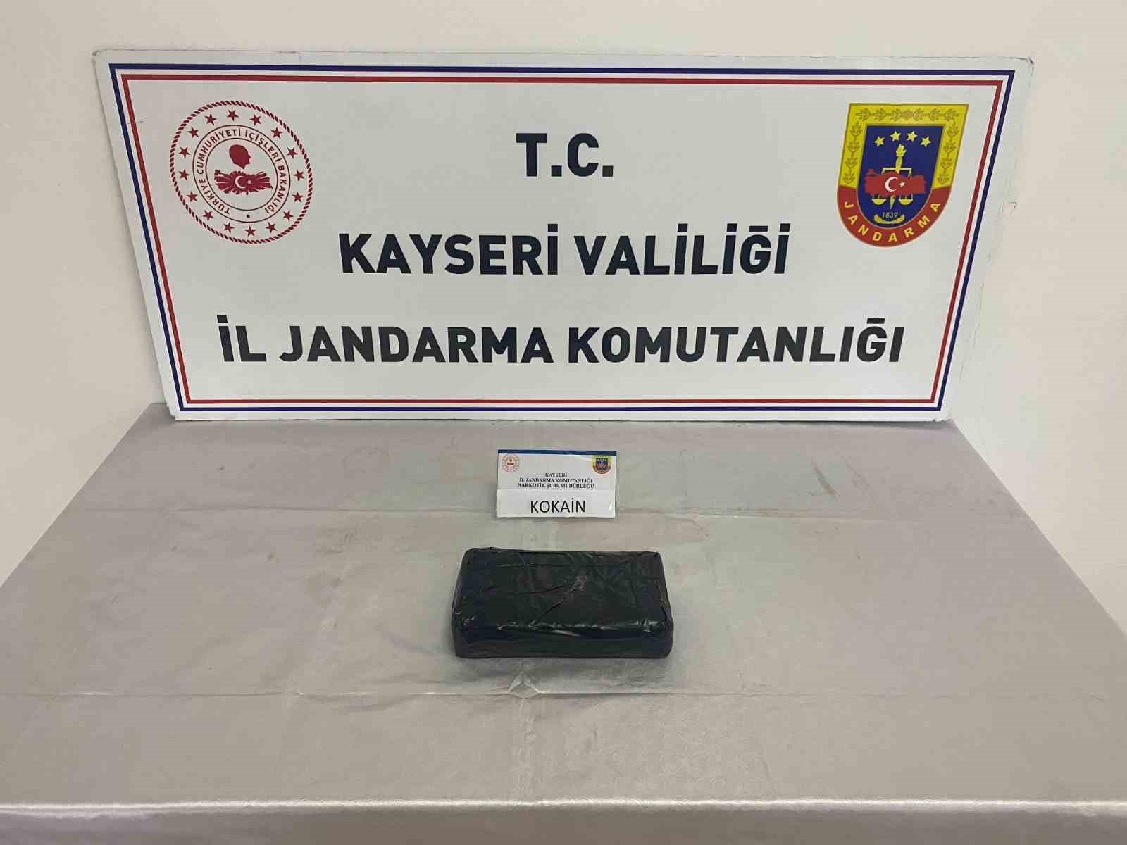 KAYSERİ İL JANDARMA KOMUTANLIĞI EKİPLERİNCE KONTROL EDİLEN BİR ARAÇTA 1 KİLO 200 GRAM UYUŞTURUCU...