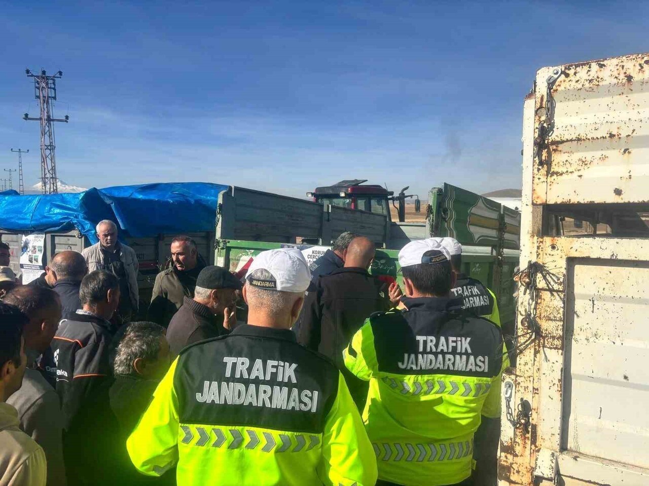 KAYSERİ İL JANDARMA KOMUTANLIĞI TARAFINDAN PINARBAŞI İLÇESİNDE 'REFLEKTÖR TAK, GÖRÜNÜR OL' PROJESİ...