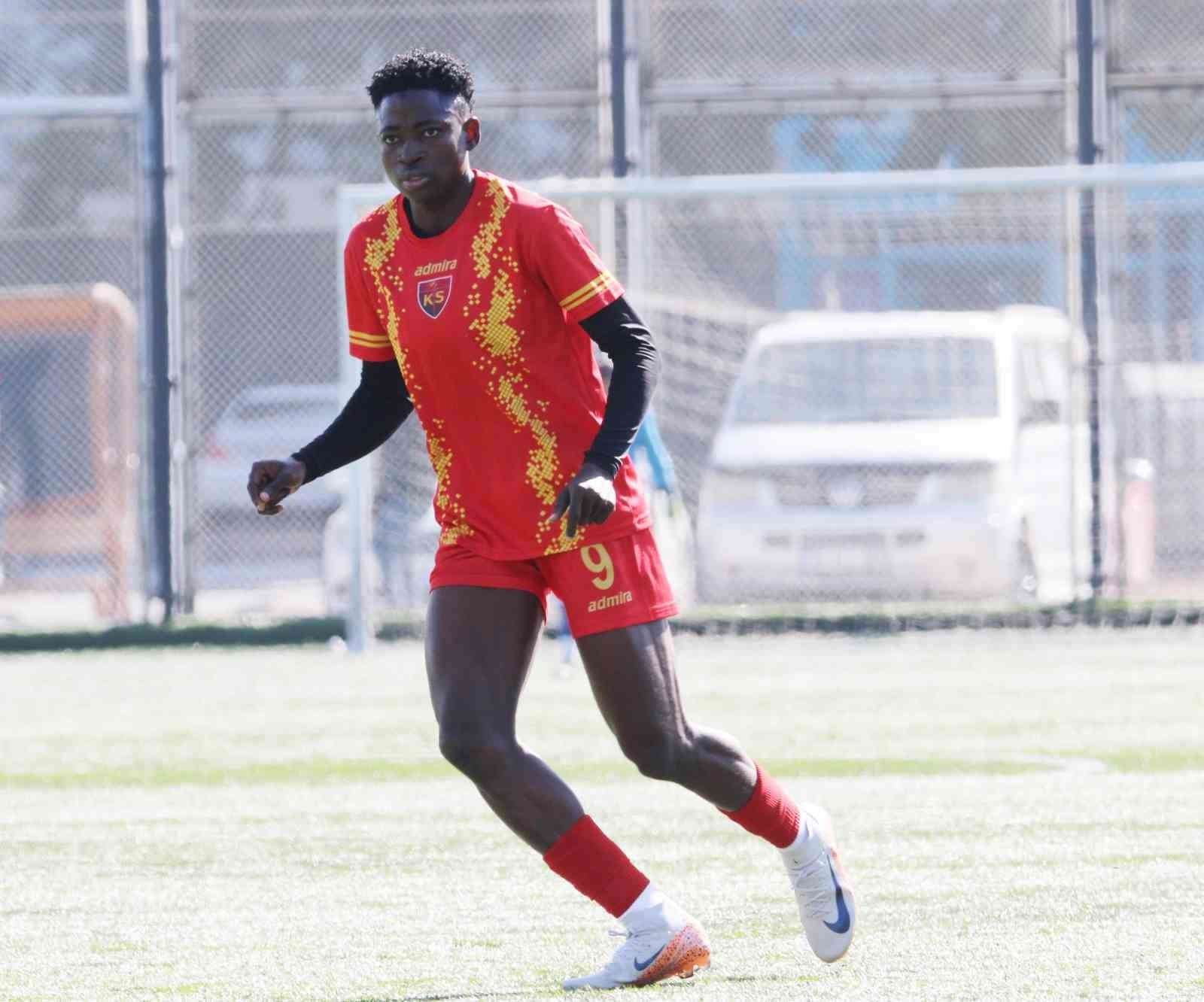 KAYSERİ KADIN FUTBOL KULÜBÜ'NÜN NİJERYALI GOLCÜSÜ KAFAYAT ATOKE BAŞHIRU, 3 MAÇTA TAM 9 GOL...