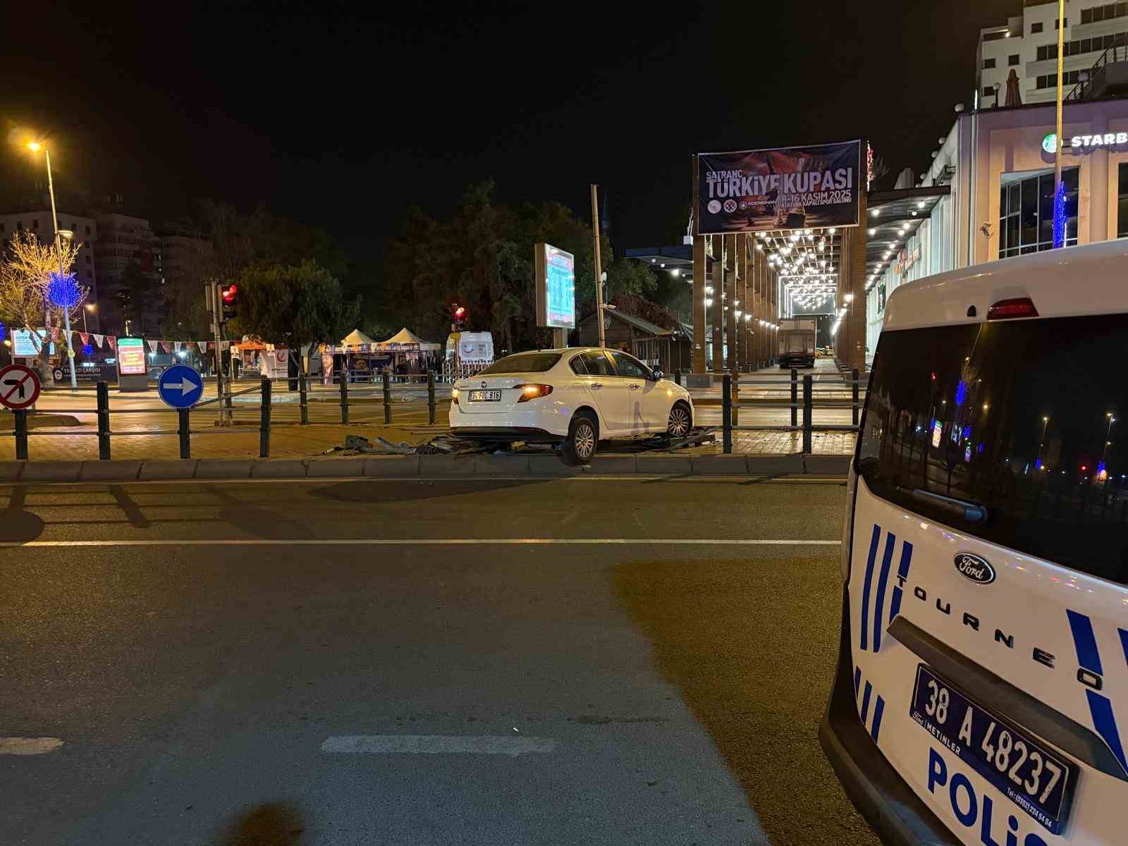 KAYSERİ’NİN KOCASİNAN İLÇESİNDE İDDİAYA GÖRE SEYİR HALİNDEYKEN UYUYAN SÜRÜCÜ BARİYERLERE...