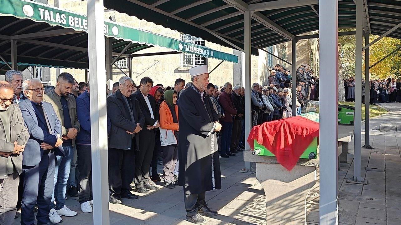 KAYSERİ’NİN MELİKGAZİ İLÇESİNDE SOKAK ORTASINDA TÜFEKLE VURULARAK HAYATINI KAYBEDEN KADIN TOPRAĞA...