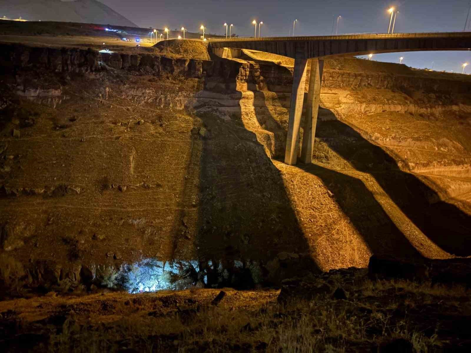 KAYSERİ’NİN TALAS İLÇESİNDE SON KEZ VİYADÜK YAKINLARINDA GÖRÜLEN OTOMOBİL 200 METRELİK UÇURUMDAN...