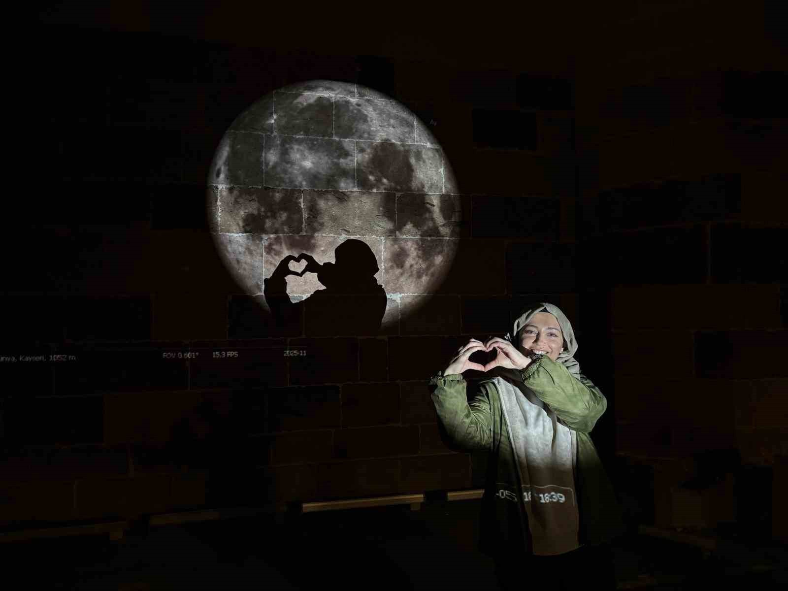 KAYSERİ SEMALARINDA GÖZLENEN ‘SÜPER AY' KENDİNE HAYRAN BIRAKTI. SÜPER AY'I GÖRMEK İSTEYEN...