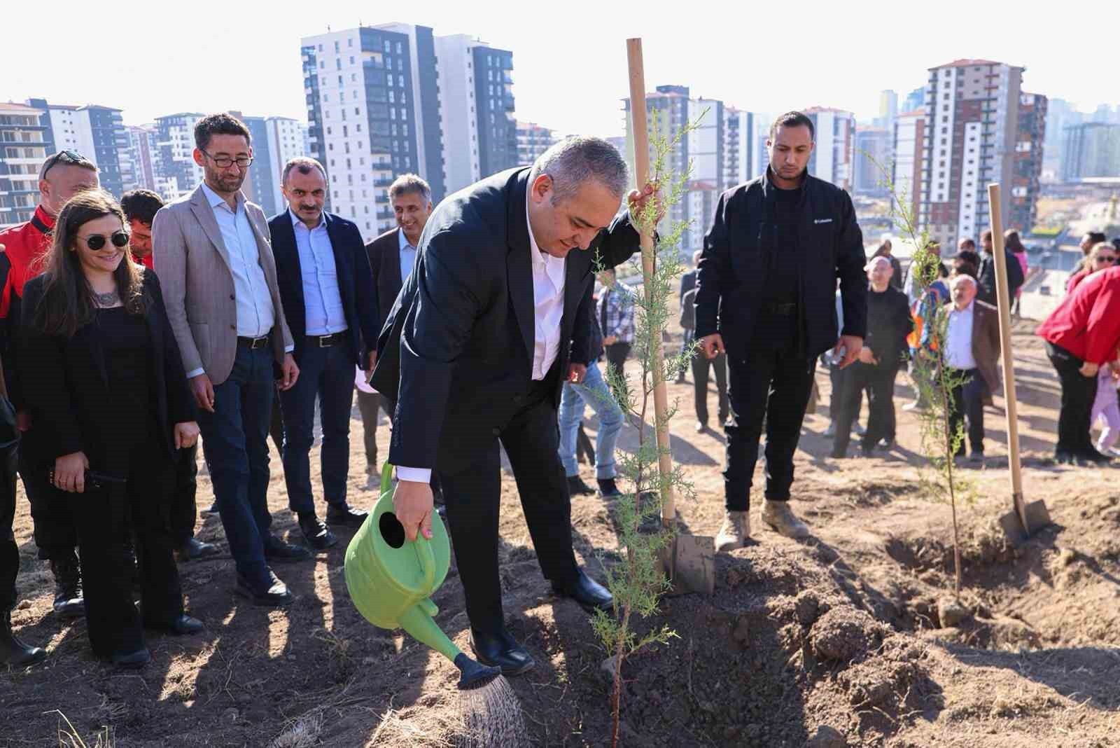 KEÇİÖREN’DE 11 KASIM MİLLİ AĞAÇLANDIRMA GÜNÜ’NDE FİDAN DİKİMİ ETKİNLİĞİ...