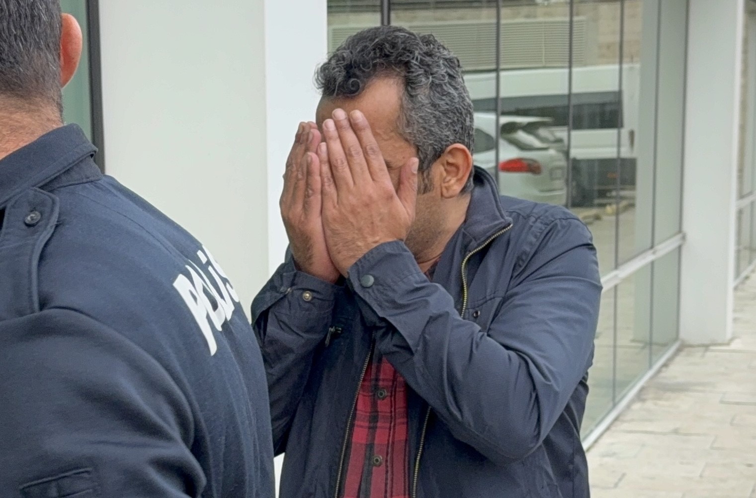 KENAN K., DOLANDIRICILIK SUÇUNDAN GÖZALTINA ALINARAK ADLİYEYE SEVK EDİLDİ.