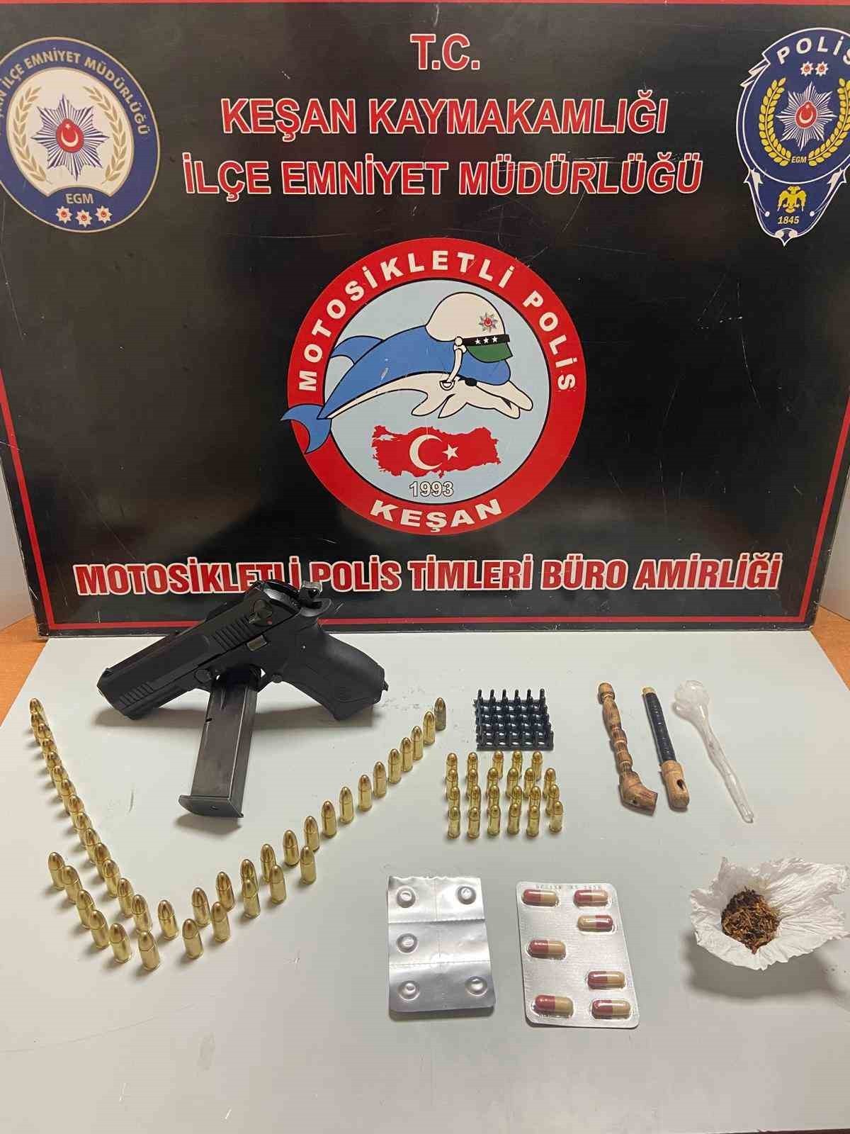 KEŞAN’DA POLİSİN DURDURDUĞU ARAÇTA UYUŞTURUCU, TABANCA VE MERMİ ELE GEÇİRİLDİ