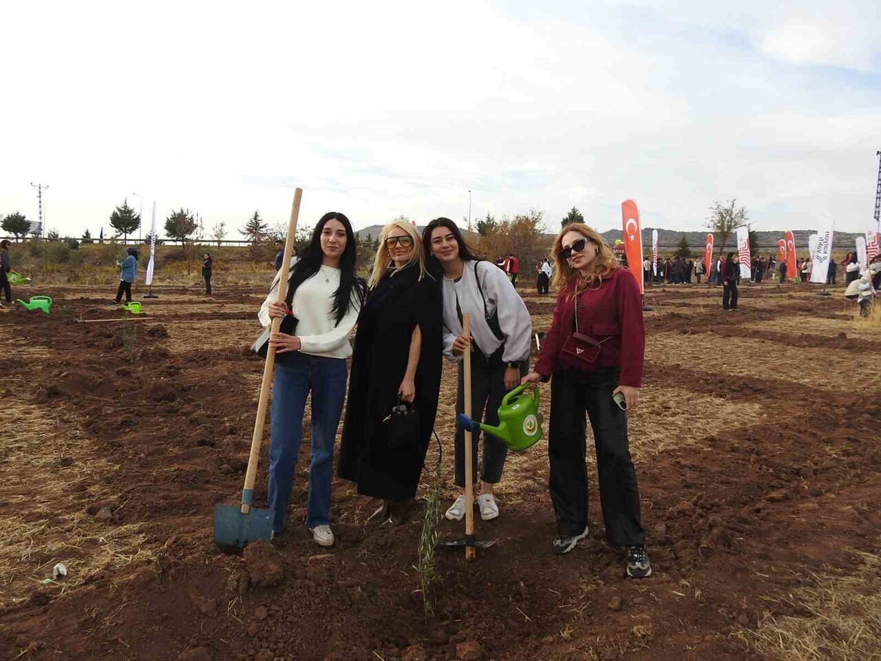 KİLİS'TE "ÇİFTÇİYE HAYAT OLSUN" PROJESİ KAPSAMINDA 10 BİN FİDAN TOPRAKLA BULUŞTU