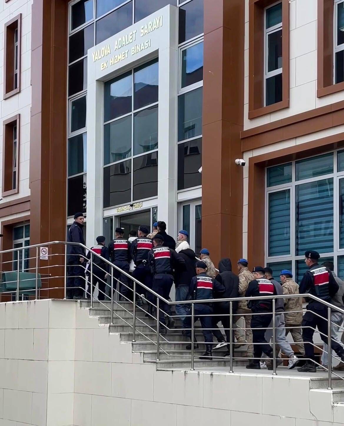 KİRAZLI SANAYİ SİTESİ'NDEKİ BİR İŞ YERİNİN KURŞUNLANMASIYLA İLGİLİ GÖZALTINA ALINAN 7 ŞÜPHELİDEN...