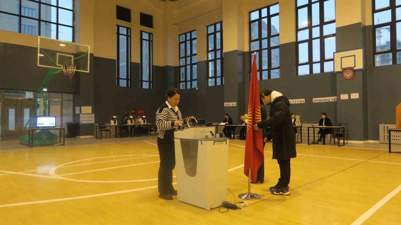 KIRGIZİSTAN’DA ERKEN PARLAMENTO SEÇİMLERİ İÇİN OY VERME İŞLEMİ YEREL SAAT İLE 08.00’DE...