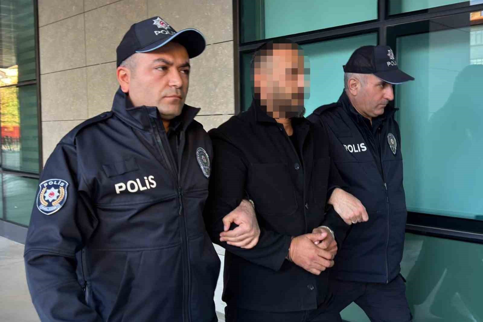 KIRIKKALE'DE TRAFİKTE TEHLİKELİ MANEVRALAR YAPARAK BAŞKA BİR ARAÇTAKİ AİLENİN CAN GÜVENLİĞİNİ...