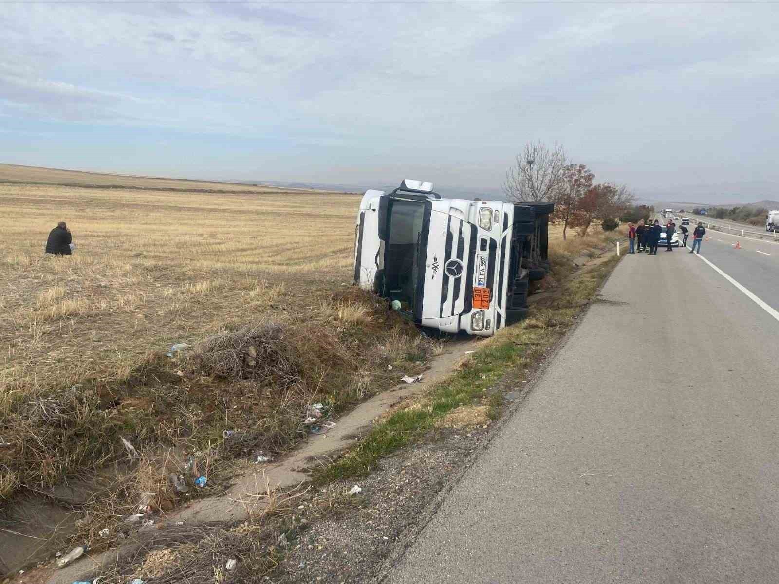 KIRIKKALE’DE, KONTROLDEN ÇIKAN AKARYAKIT TANKERİNİN ŞARAMPOLE DEVRİLMESİ SONUCU SÜRÜCÜ...