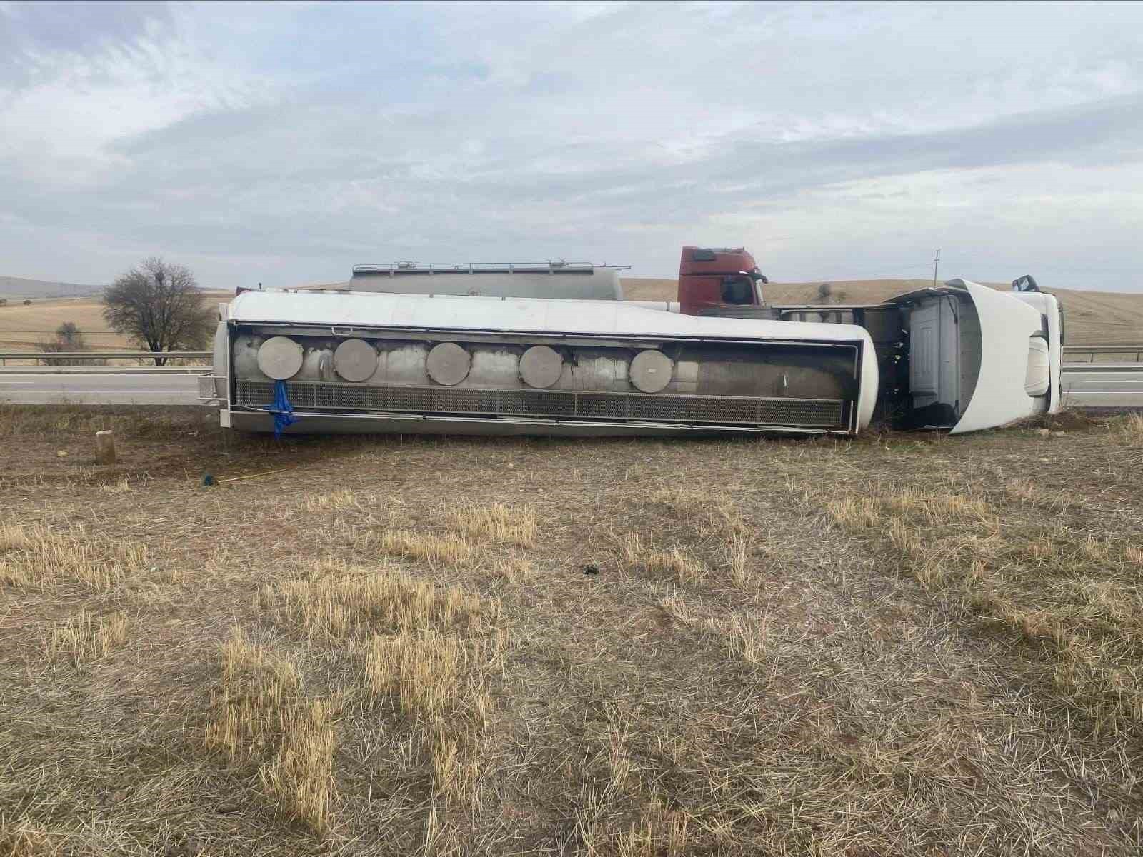 KIRIKKALE’DE, KONTROLDEN ÇIKAN AKARYAKIT TANKERİNİN ŞARAMPOLE DEVRİLMESİ SONUCU SÜRÜCÜ...