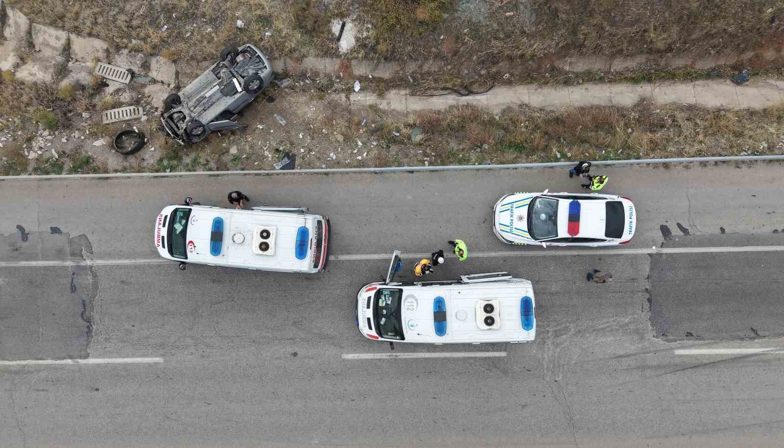 KIRIKKALE’DE SEYİR HALİNDEKİ BİR OTOMOBİL, ARKADAN BAŞKA BİR OTOMOBİLİN ÇARPMASIYLA BARİYERLERİ...