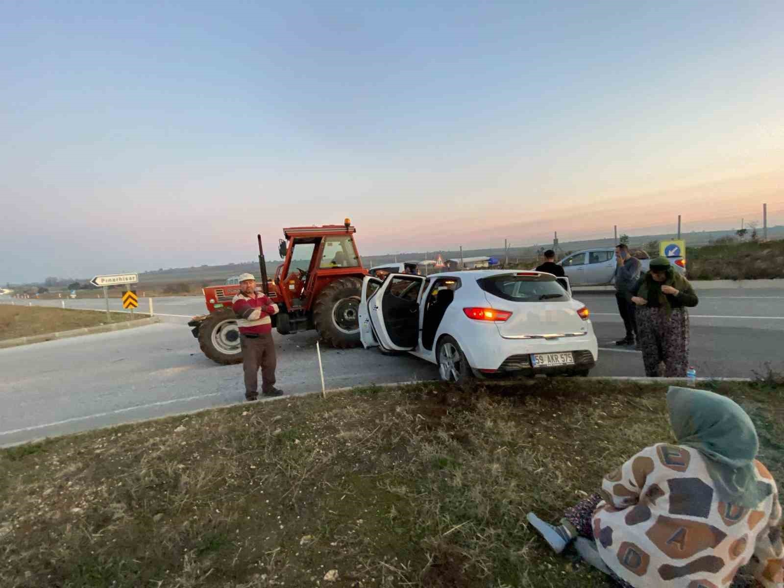 KIRKLARELİ'NİN PINARHİSAR İLÇESİ ÇEVRE YOLU ERENLER KÖYÜ KAVŞAĞINDA TRAKTÖR İLE OTOMOBİLİN...