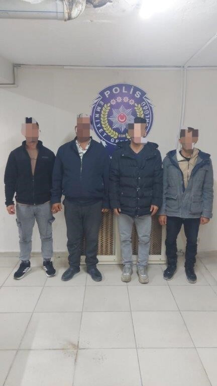 KIRKLARELİ’NİN DEMİRKÖY İLÇESİNDE POLİS EKİPLERİNCE GECE YARISI GERÇEKLEŞTİRİLEN UYGULAMADA 5...