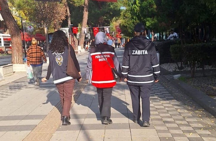 KIRKLARELİ ŞEHİR MERKEZİNDE, VATANDAŞLARIN DUYGULARINI İSTİSMAR EDEN SOKAKTA ÇALIŞAN VE DİLENEN...