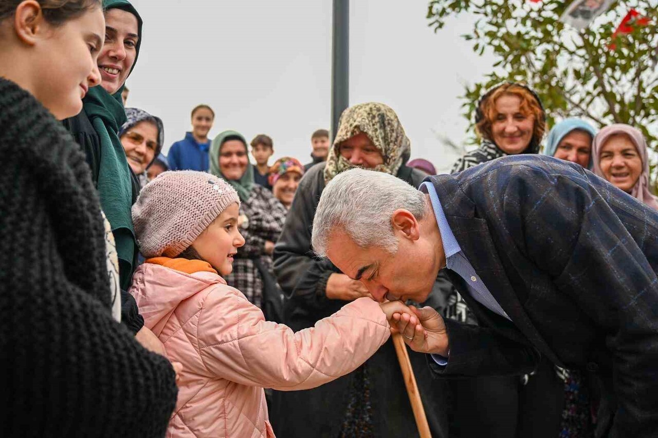 KIRKLARELİ VALİSİ UĞUR TURAN, AÇILIŞ TÖRENİNE KATILAN KÜÇÜK BİR KIZIN ELİNİ ÖPTÜ.