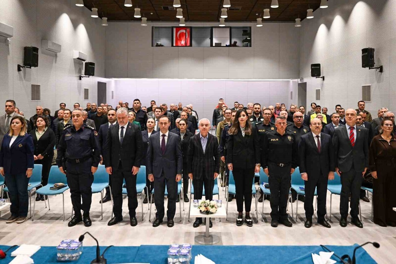 KIRKLARELİ VALİSİ UĞUR TURAN, LÜLEBURGAZ İLÇESİNDEKİ MUHTARLARLA BİR ARAYA GELEREK İLÇENİN HUZURU...