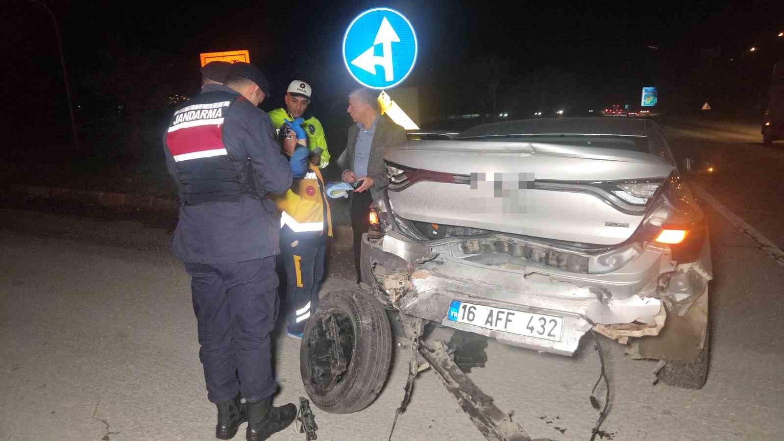 KIRMIZI IŞIKTA DURAN OTOMOBİLE ARKADAN ÇARPTI: 1'İ ÇOCUK 5 YARALI