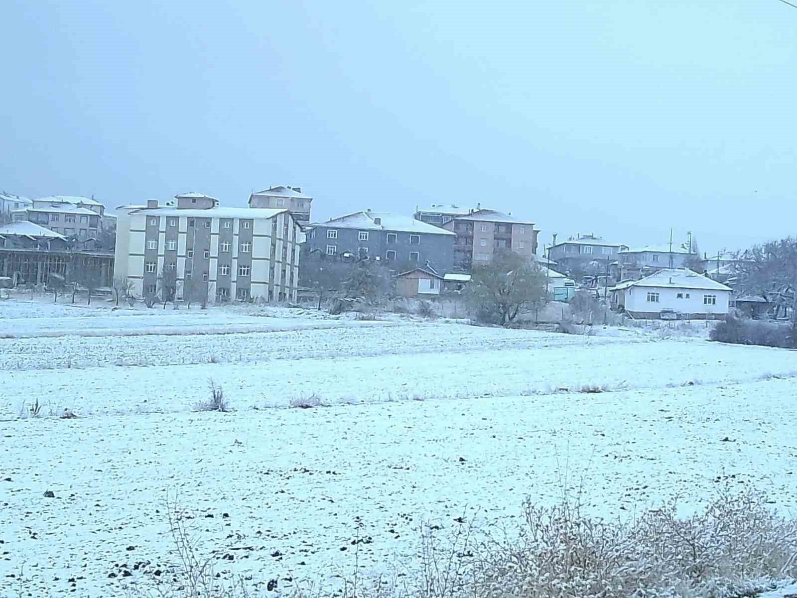 KIRŞEHİR'DE DÜN AKŞAM SAATLERİNDE HAVA SICAKLIKLARININ DÜŞMESİNİN ARDINDAN AKÇAKENT İLÇESİNİN...