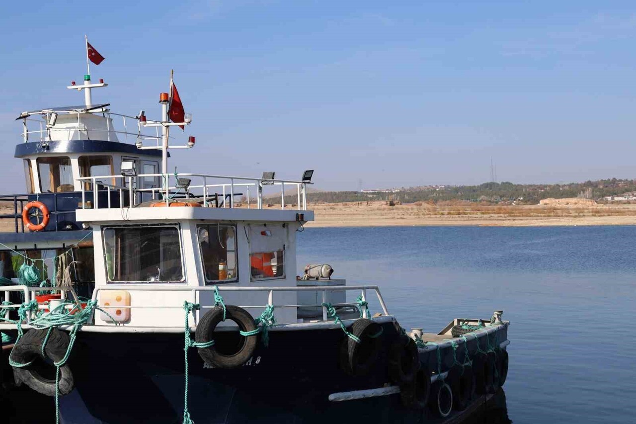 KIRŞEHİR'İN SU ÜRÜNLERİ ÜRETİMİNDE ÖNEMLİ MERKEZLERİNDEN BİRİ OLAN HİRFANLI BARAJI, TÜRK SOMON...