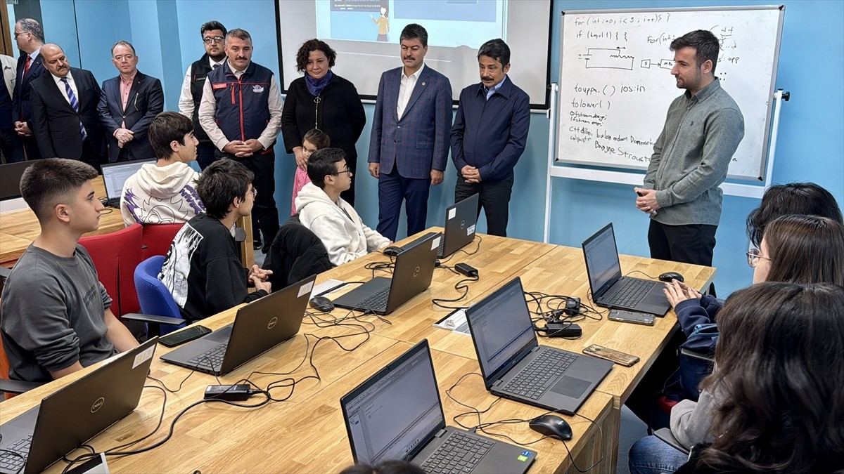 Kırşehir Cacabey Gençlik Merkezi'nde oluşturulan DENEYAP Teknoloji Atölyeleri, 51 öğrenciyi mezun...