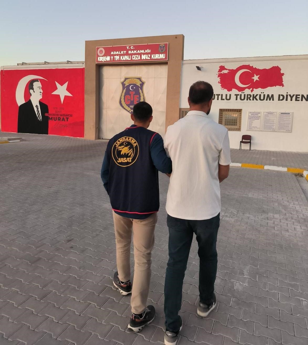 KIRŞEHİR’DE JANDARMA EKİPLERİNİN YOL UYGULAMASINDA, HAKKINDA KESİNLEŞMİŞ HAPİS CEZASI BULUNAN...