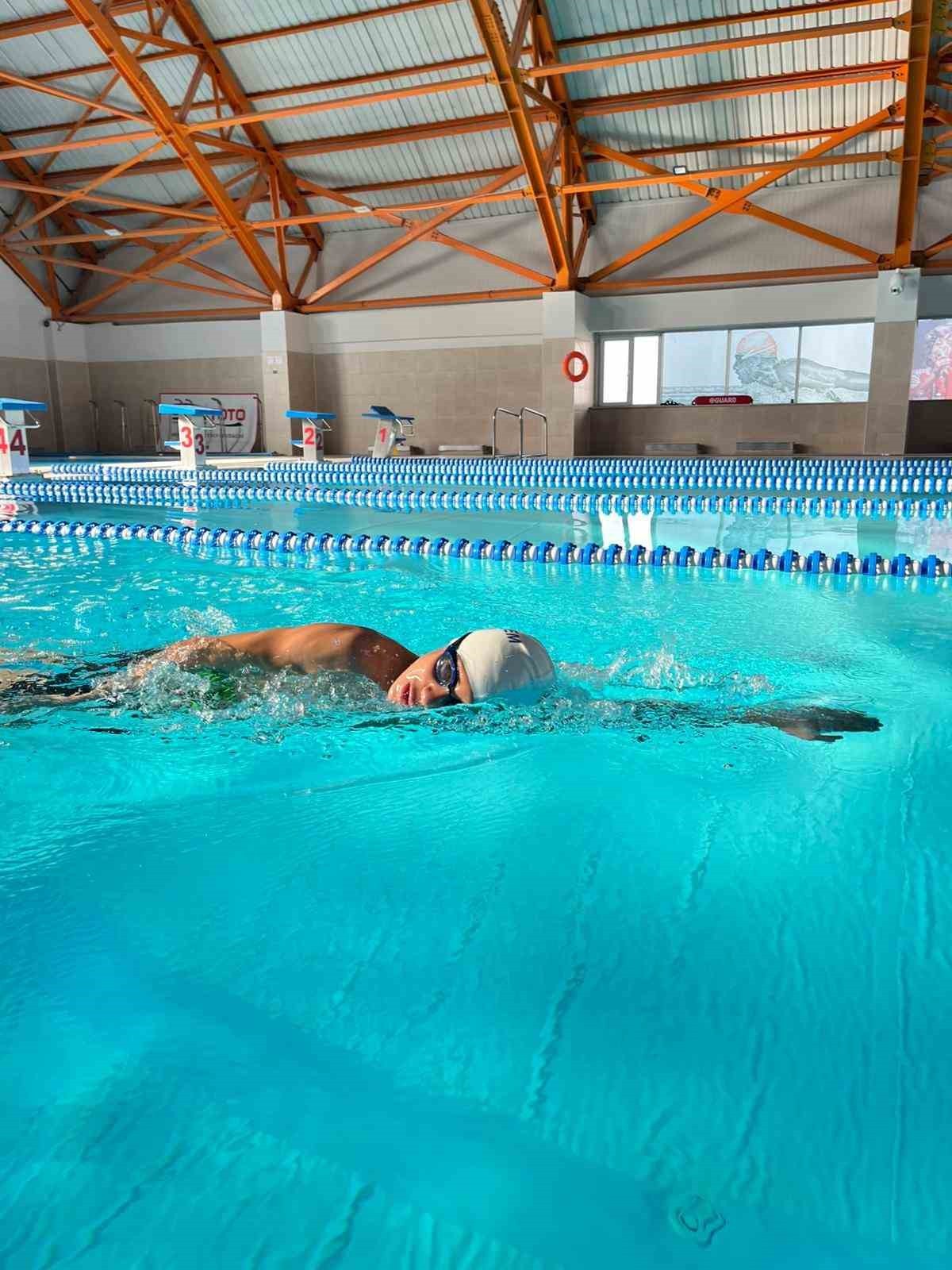 KIRŞEHİR GENÇLİK SPOR YÜZME KULÜBÜ SPORCUSU 12 YAŞINDAKİ KEREM DARAN, 50, 100 VE 200 METRE...