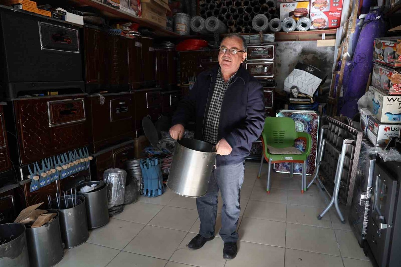 KIRŞEHİR’İN TARİHİ UZUN ÇARŞISI’NDA HAVALARIN SOĞUMASIYLA BİRLİKTE SOBA VE KOVA SATIŞLARI...