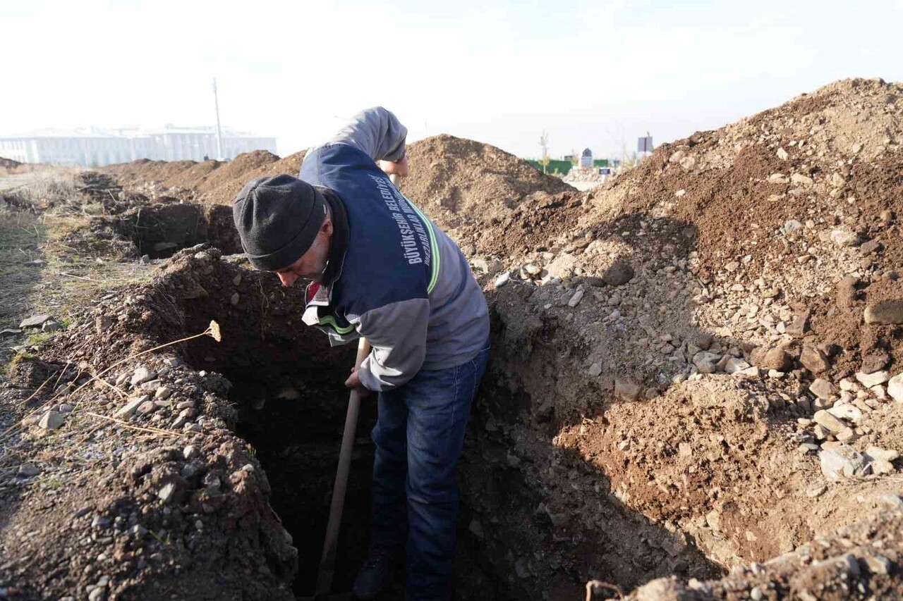 KIŞIN HAVA SICAKLIĞININ SIFIRIN ALTINDA 30 DERECEYE KADAR DÜŞTÜĞÜ ERZURUM'DA YÜZLERCE MEZAR YERİ...
