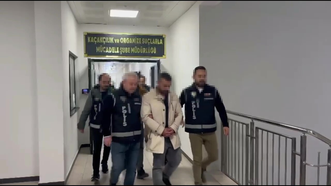 KOCAELİ'DE BİR İKAMETTE YAPILAN OPERASYONDA 8 RUHSATSIZ TABANCA, 2 OTOMATİK AV TÜFEĞİ, 11 ÇEŞİTLİ...