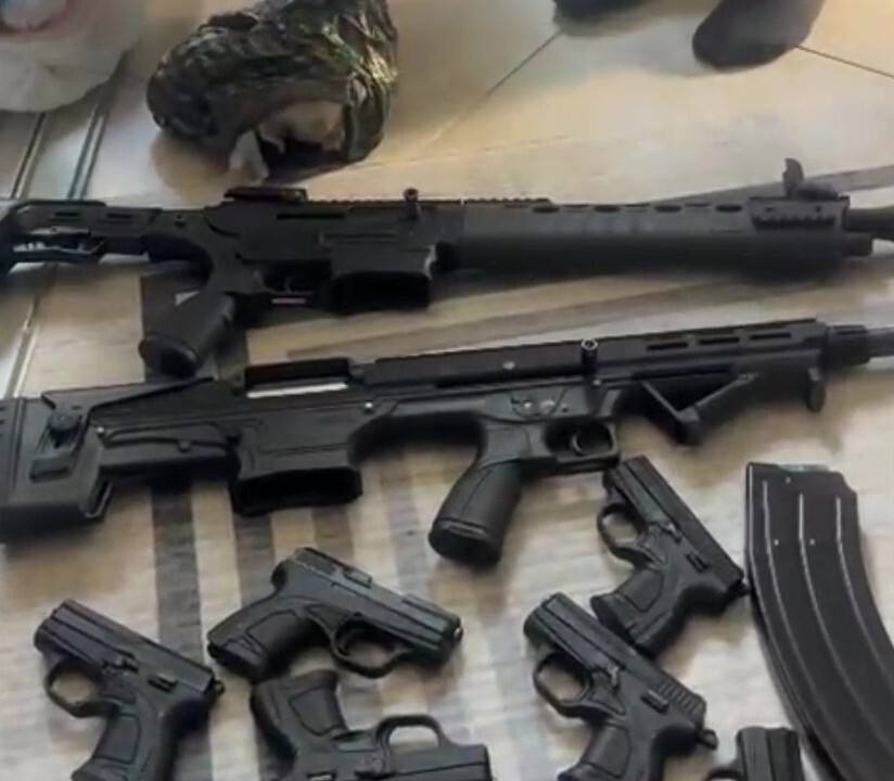 KOCAELİ'DE BİR İKAMETTE YAPILAN OPERASYONDA 8 RUHSATSIZ TABANCA, 2 OTOMATİK AV TÜFEĞİ, 11 ÇEŞİTLİ...