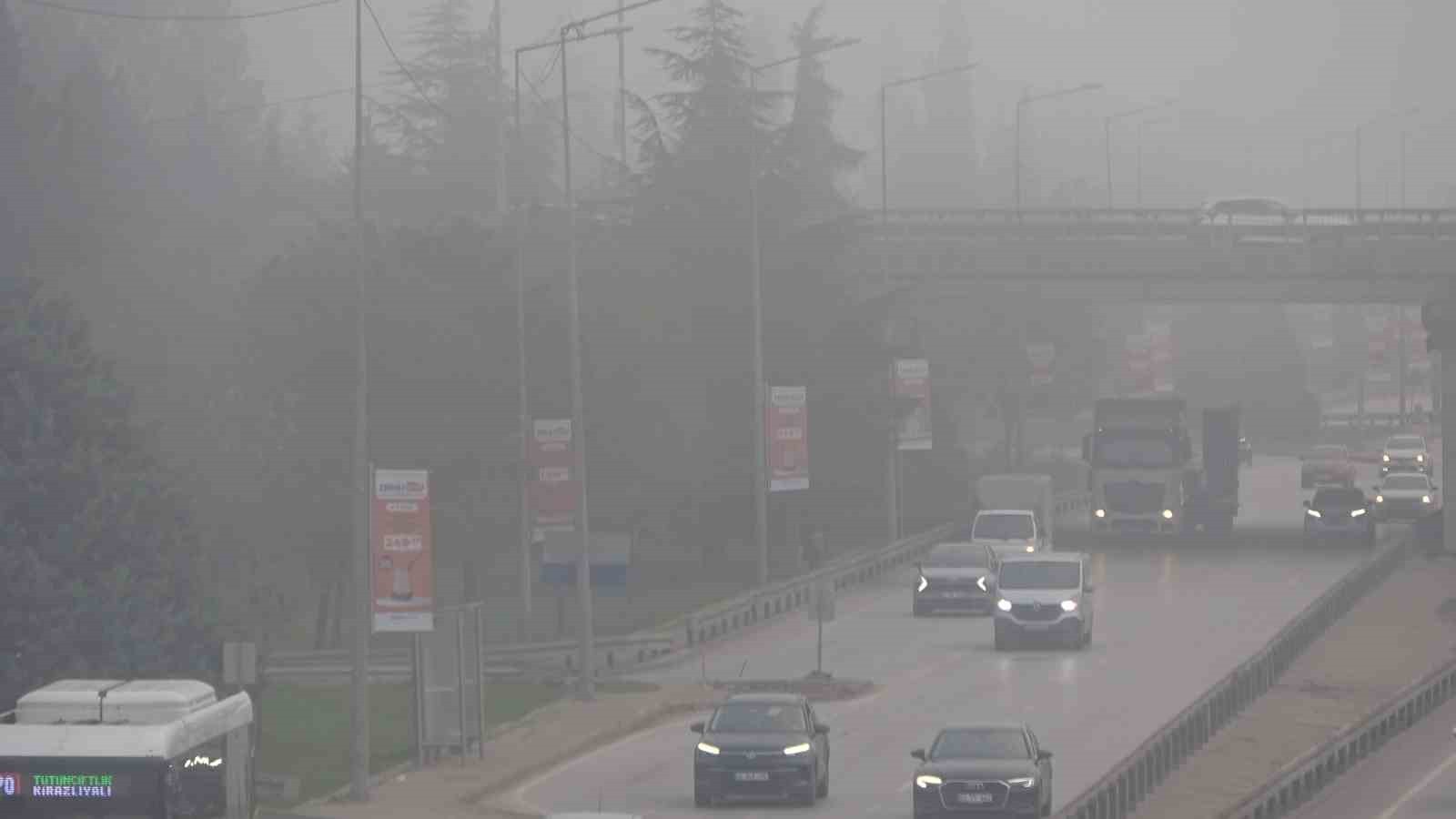 KOCAELİ'DE ERKEN SAATLERDEN İTİBAREN ETKİLİ OLAN YOĞUN SİS, HEM KENT MERKEZİNDE HEM DE D-100...