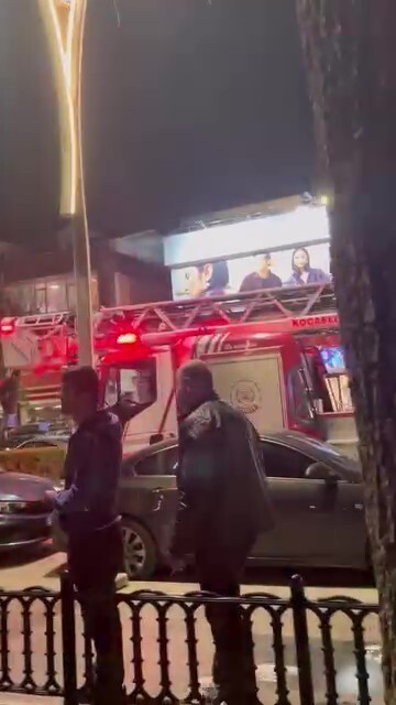 KOCAELİ'DE OYUN OYNAYAN ÇOCUKLARIN TOPU, AĞACIN DALLARI ARASINDA KALDI. TOPU ALMAK İÇİN AĞACA...