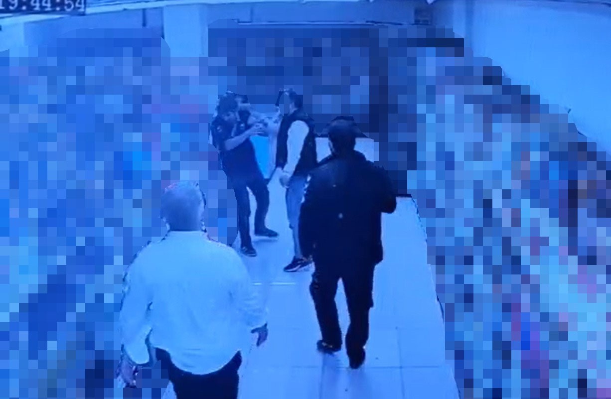 KOCAELİ'DE ŞEKER DÖKEN ÇOCUĞU UYARDIĞI İDDİA EDİLEN MARKET KASİYERİ, ÇOCUĞUN BABASI VE YANINDAKİ...