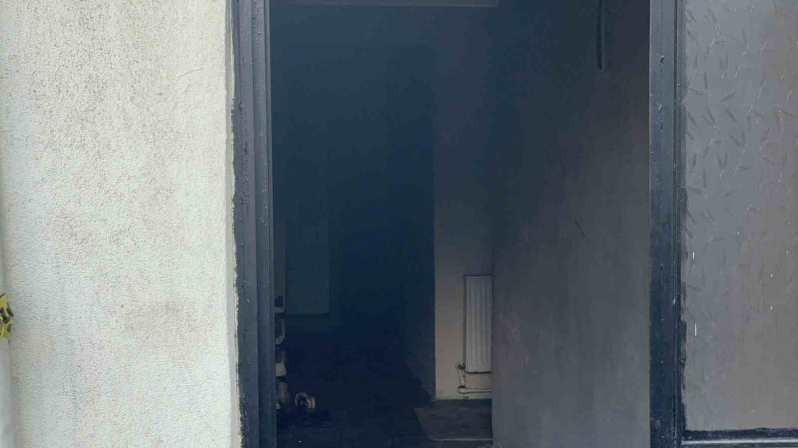 KOCAELİ'NİN ÇAYIROVA İLÇESİNDE EVDE ÇIKAN YANGINDA 2 YAŞINDAKİ ÇOCUK HAYATINI KAYBETTİ.