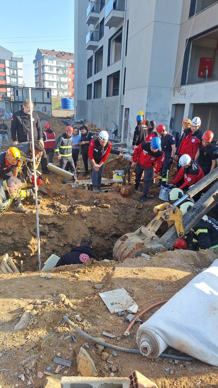 KOCAELİ'NİN ÇAYIROVA İLÇESİNDEKİ İNŞAAT ŞANTİYESİNDE MEYDANA GELEN TOPRAK KAYMASI SONUCU 1 İŞÇİ...