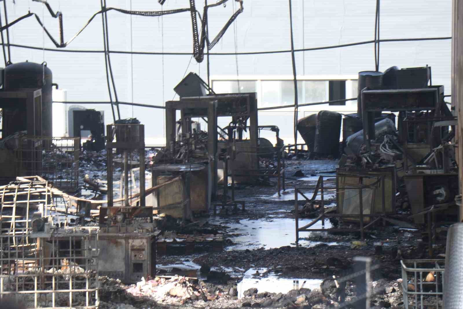 KOCAELİ'NİN DİLOVASI İLÇESİNDE 6 KİŞİNİN HAYATINI KAYBETTİĞİ PARFÜM DOLUM TESİSİNDEKİ YANGINA...