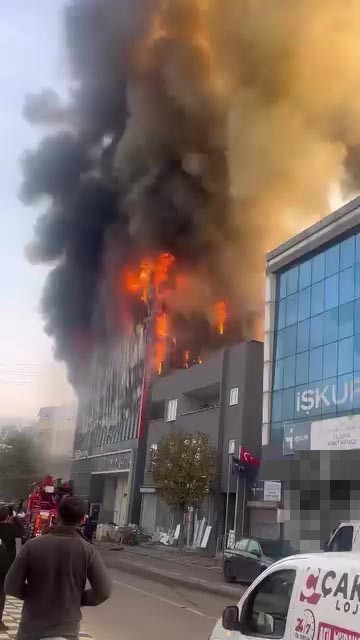 KOCAELİ'NİN DİLOVASI İLÇESİNDE BULUNAN İŞ YERİNDE YANGIN ÇIKTI, BÖLGEYE ÇOK SAYIDA EKİP SEVK...