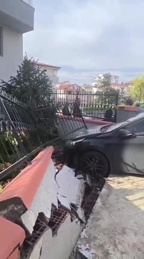 KOCAELİ'NİN DİLOVASI İLÇESİNDE FRENİ ÇEKİLMEDEN PARK EDİLEN OTOMOBİL, BİR EVİN BAHÇE DUVARINA...