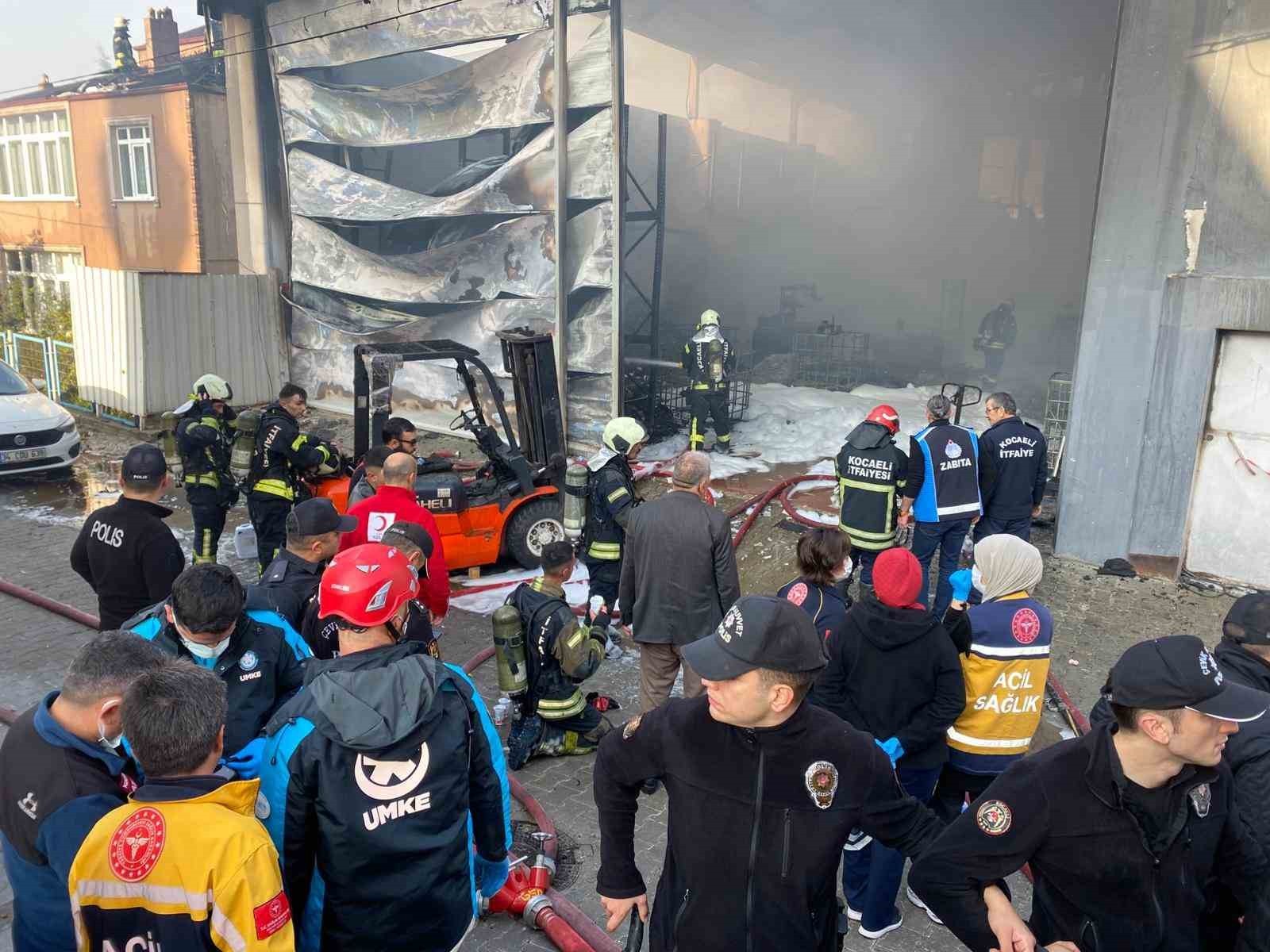 KOCAELİ'NİN DİLOVASI İLÇESİNDE PARFÜM DOLUM TESİSİNDE ÇIKAN YANGIN SÖNDÜRÜLÜRKEN, İÇERDE...