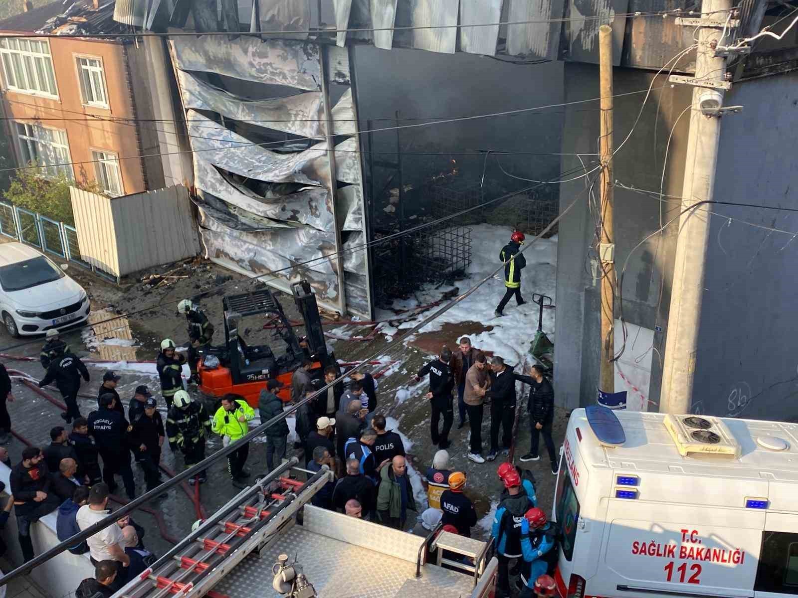 KOCAELİ'NİN DİLOVASI İLÇESİNDE PARFÜM DOLUM TESİSİNDE ÇIKAN YANGIN SÖNDÜRÜLÜRKEN, İÇERDE...