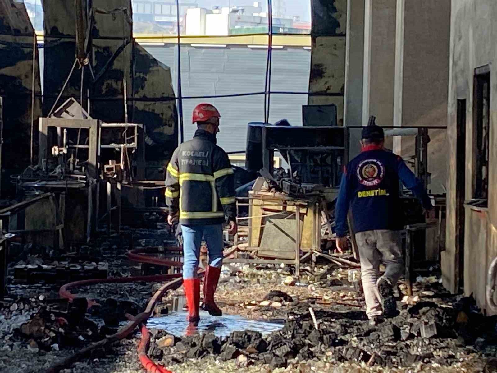 KOCAELİ'NİN DİLOVASI İLÇESİNDE PARFÜM DOLUM TESİSİNDE ÇIKAN YANGINI GÖREN VE YARALI BİR KİŞİYE...