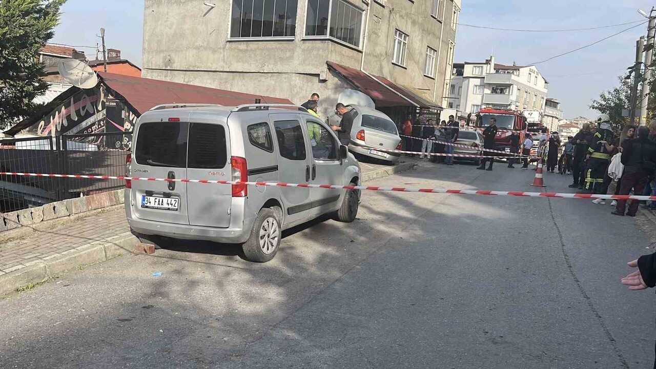 KOCAELİ'NİN GEBZE İLÇESİNDE SÜRÜCÜSÜNÜN DİREKSİYON HAKİMİYETİNİ KAYBETTİĞİ OTOMOBİL ÖNCE PARK...